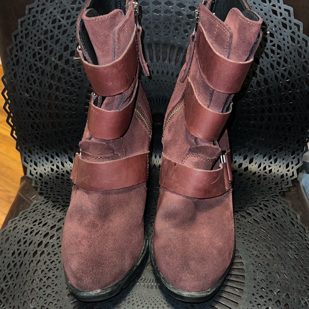 Sorel Burgundy Suede Wedge Boots Women’s